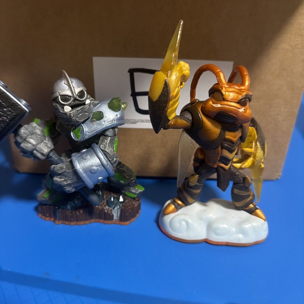 Skylanders Lot Of 2 Figures 2012 Giants Crusher 84515888 Swarm  84525888